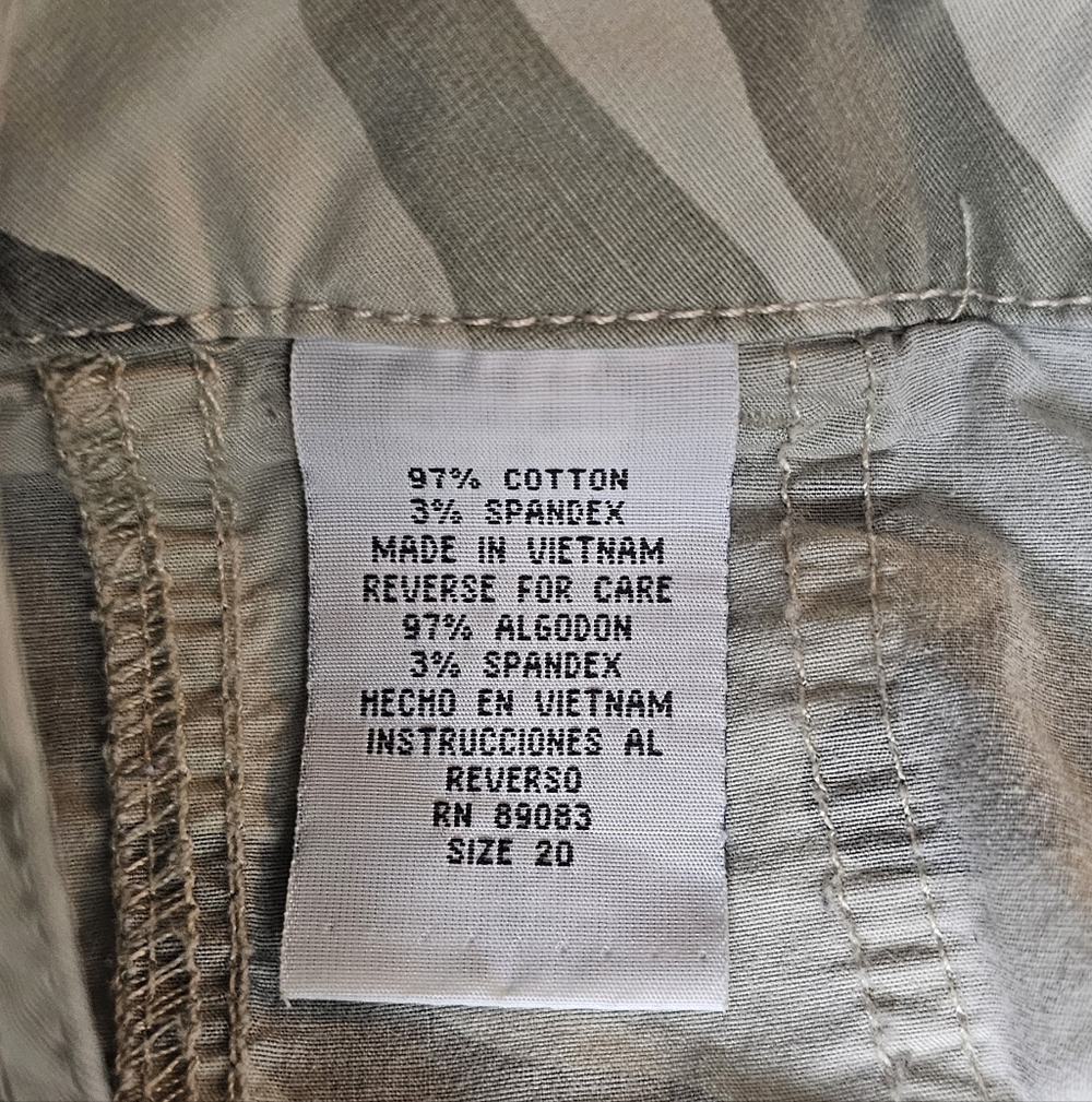 L.E.I. Camouflage Women's Cargo Shorts 20 Plus - Picture 3 of 3